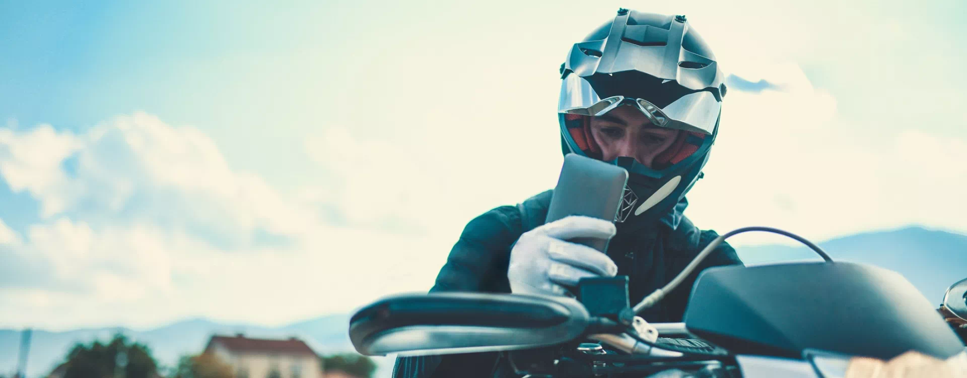 motocyklista korzystający z telefonu